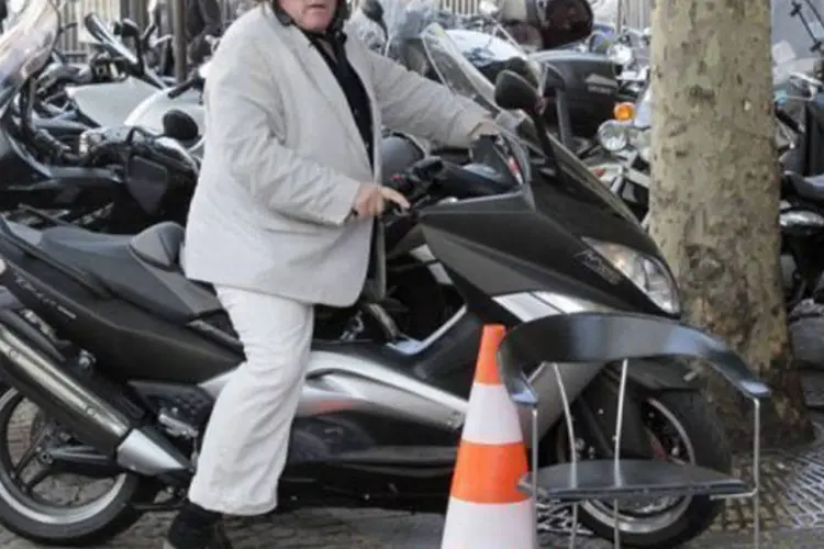 
	G&eacute;rard Depardieu em sua moto em Paris: ele &eacute; conhecido por sua predile&ccedil;&atilde;o por bebida e comida
 (Jacques Demarthon/AFP)