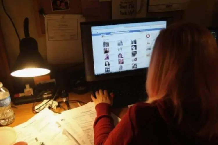 Gerente de mídias sociais trabalhando em computador na página do Facebook (Getty Images)