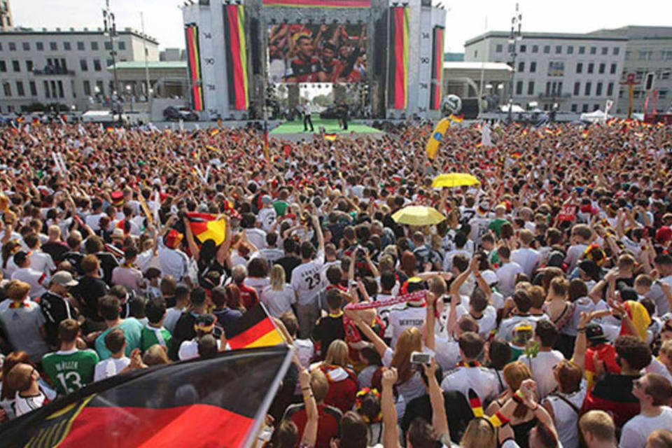 Seleção alemã chega a Berlim e vai festejar com torcida