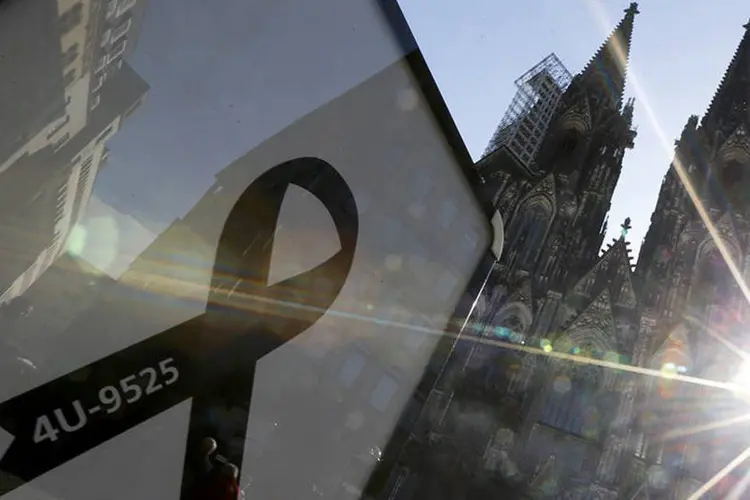 A imagem de uma fita negra relembra as 150 vítimas do voo da Germanwings em frente à catedral onde foi celebrado funeral, na Alemanha (REUTERS/Wolfgang Rattay)