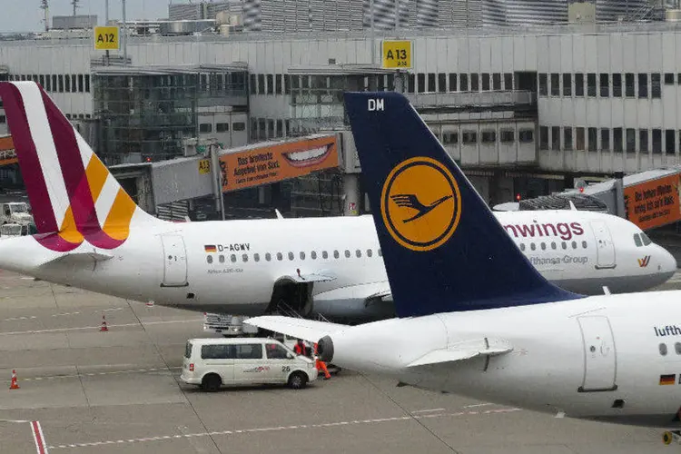 Aviões da Germanwings e da Lufthansa em aeroporto (Albert Gea/Reuters)
