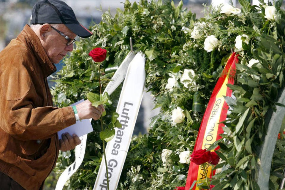 Vítimas do voo da Germanwings são homenageadas nos Alpes