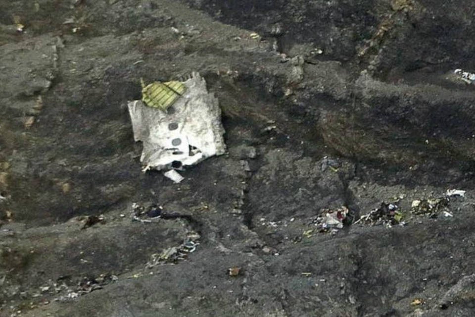 França encerra busca por corpos em local onde caiu avião