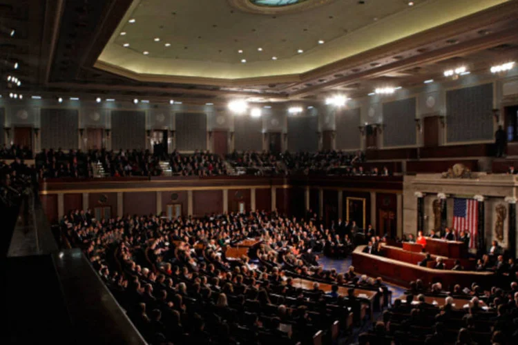 Cerca de 15 deputados democratas uniram-se aos republicanos para aprovar o projeto de lei, mas seis republicanos votaram contra (Getty Images)