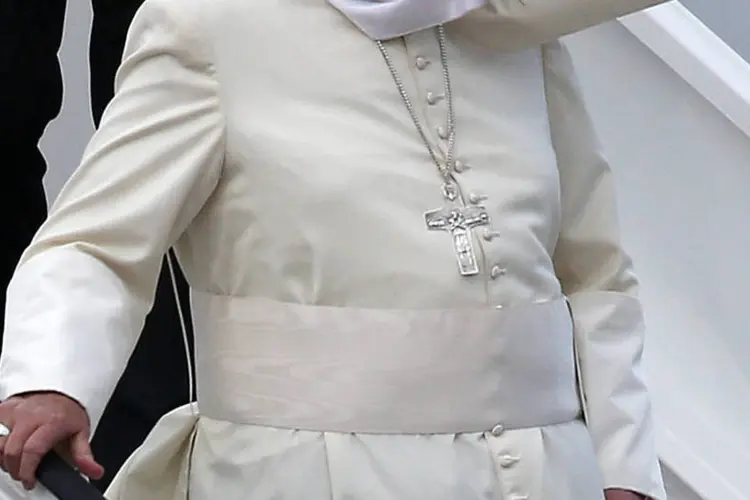Chapéu do Papa voa quando ele chega em Havana, Cuba - 19/09/15 (Getty Images)