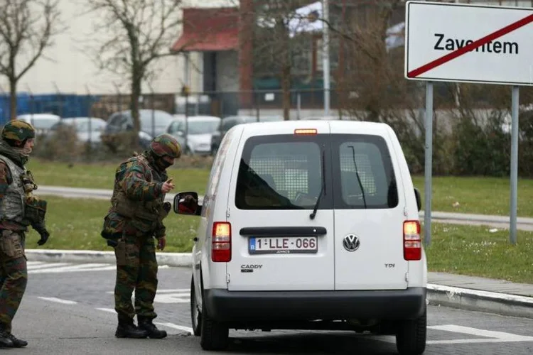 
	Pol&iacute;cia belga ap&oacute;s ataque terrorista em Bruxelas: nova opera&ccedil;&atilde;o feriu suspeito que n&atilde;o obedeceu ordem dos agentes
 (Carl Court/Getty Images)