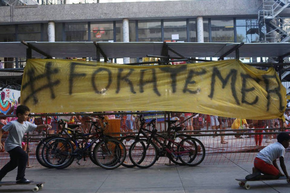 Protesto 'Fora Temer' fecha a Avenida Atlântica, no Rio