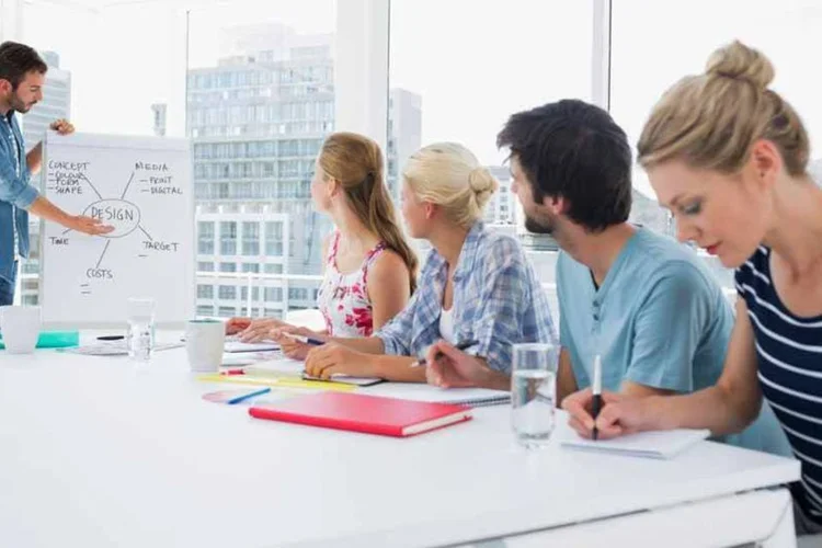 Empreendedores em uma reunião (Thinkstock)