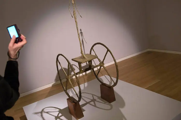 Mulher fotografa a escultura "Chariot", de Alberto Giacometti  (REUTERS/Shannon Stapleton)