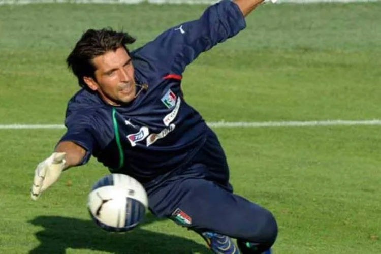 
	Gianluigi Buffon, em treinamento da sele&ccedil;&atilde;o italiana: o goleiro da Juventus h&aacute; poucos dias tamb&eacute;m foi escolhido pela IFFHS como o melhor do s&eacute;culo XXI
 (Getty Images)
