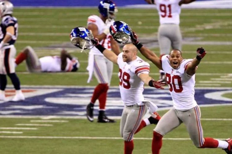 Os jogadores do New York Giants comemoram a vitória no Super Bowl  (Chris Trotman/Getty Images)