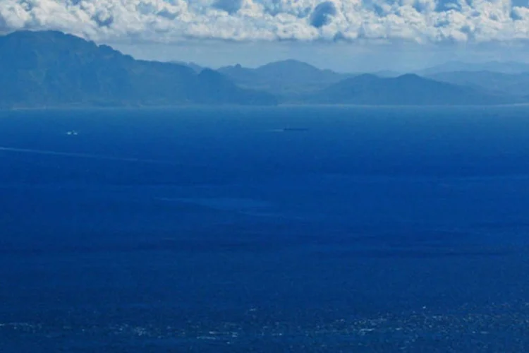 Estreito de Gibraltar: com o mar calmo, ambos chegaram até a praia de Cirès, próxima a Tânger, no Marrocos, após nadar cerca de 16 quilômetros (Bachmont/ Wikimedia Commons)