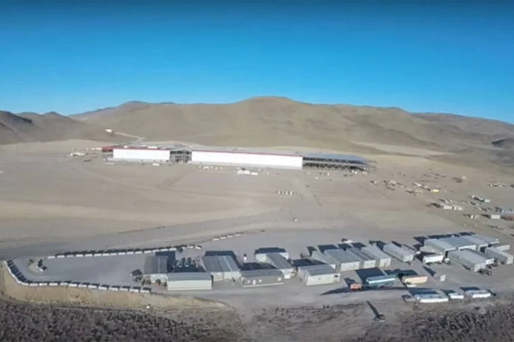 
	Gigafactory: drone revela imensid&atilde;o da f&aacute;brica de baterias, que ser&aacute; totalmente abastecida por energias verdes
 (Reprodução/Youtube)