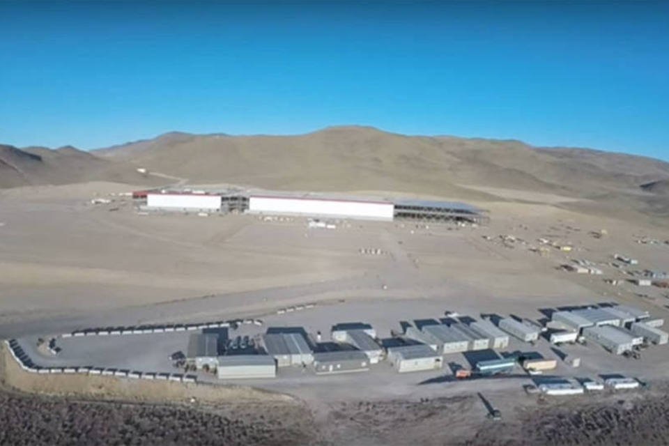 Já viu a megafábrica de baterias da Tesla? Drone mostra