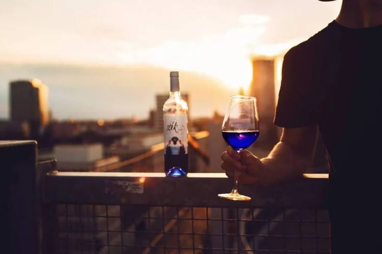 GIK: esqueça o tinto, branco ou rosé, a moda agora é vinho azul (Divulgação/GIK)