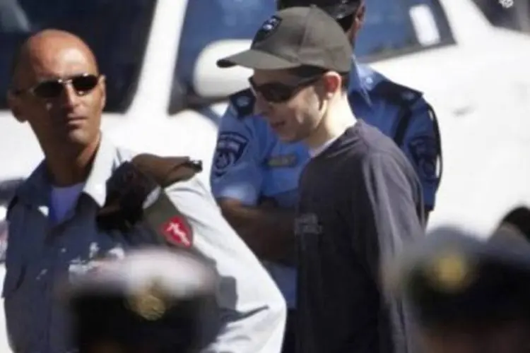 Shalit saiu na rua no início da manhã, muito sorridente, com óculos escuros e um boné, (Menahem Kahana/AFP)