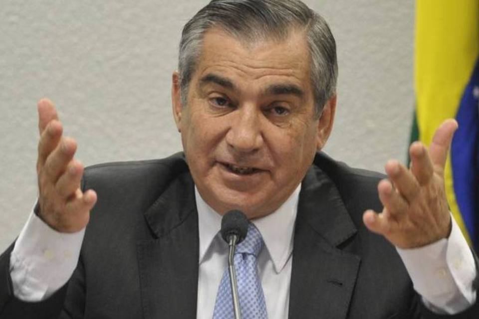 Gilberto Carvalho participa de ato pró-governo em Brasília