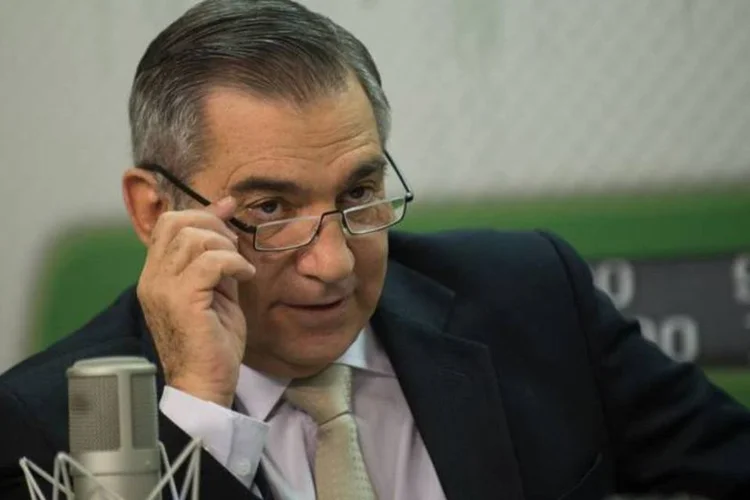 
	Gilberto Carvalho: &ldquo;a presidente sentiu a necessidade de j&aacute; anunciar agora a equipe econ&ocirc;mica para a assegurar a credibilidade e evitar uma solu&ccedil;&atilde;o de continuidade no processo da economia brasileira&quot;
 (Marcelo Camargo/Agência Brasil)