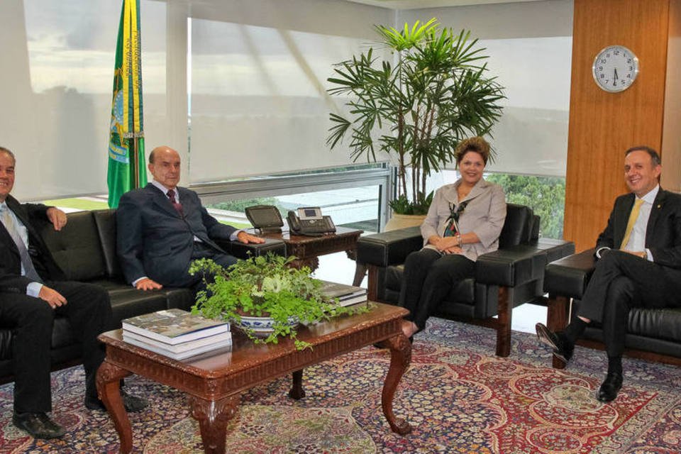 Ex-chefe de gabinete deixa cargo mas ainda assessora Dilma