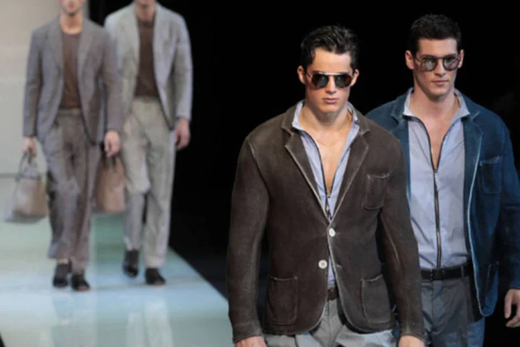 
	Modelos em desfile da Giorgio Armani: este &uacute;ltimo dia da passarela de Mil&atilde;o contou tamb&eacute;m com os desfiles de Dsquared2, Roccobarocco, Diesel Black Gold e Enrico Coveri.
 (Getty Images)