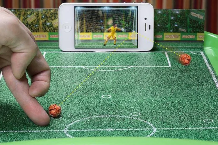 Jogo mobile do Giraffas: mais de 4 milhões de papéis de bandeja “GiraGol” foram distribuídos (Reprodução/YouTube/AgenciaMood)