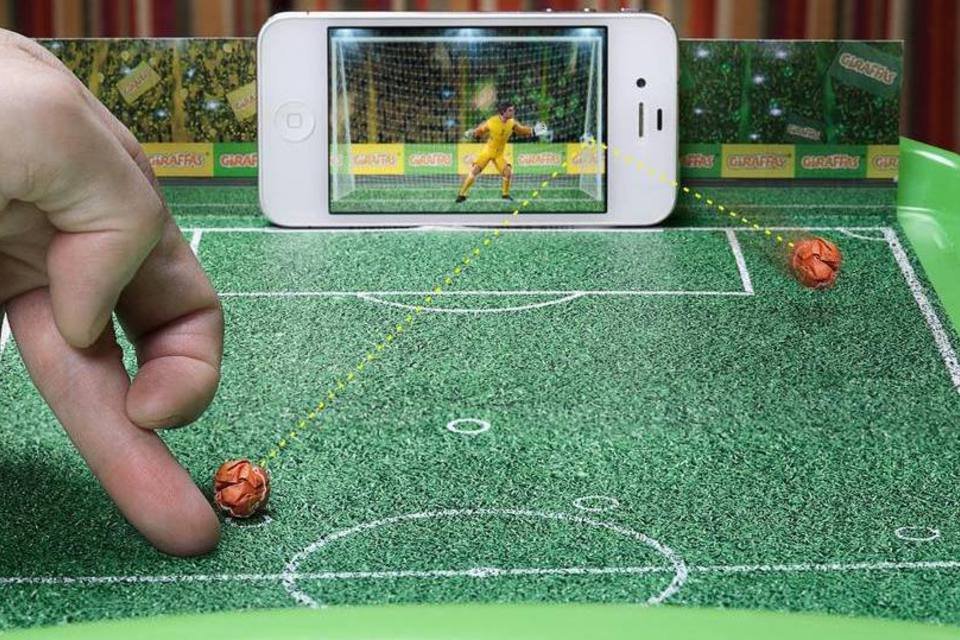 Papel de bandeja vira jogo de futebol mobile no Giraffas