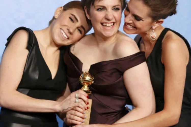 A atriz e criadora da série "Girls" Lena Dunham (C) posa com Allison Williams (D) e Zosia Mamet (E) depois de ganhar o prêmio de Melhor Série de  Comédia ou Musical no Globo de Ouro ( REUTERS/Lucy Nicholson)