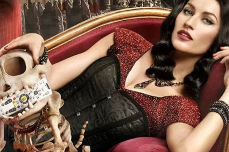Gisele Bündchen na campanha da SKY: modelo interpreta uma vampira sensual e a campanha ainda conta com as participações especiais de Jota Quest, Bernardinho e o lutador Vitor Belfort (Divulgação)