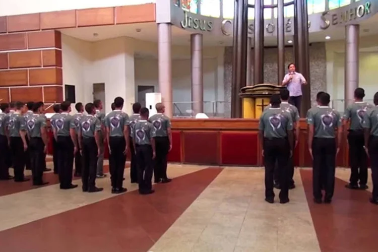 Gladiadores do altar escutam pastor em templo da Igreja Universal (Reprodução/YouTube/Gladiadores do Altar)