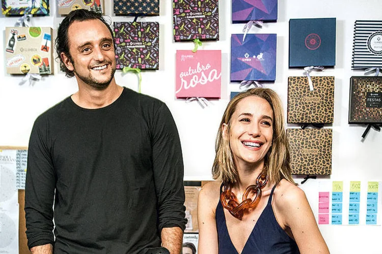 
	Fernando Leal e Paola de Orleans, da Glambox: 15 milh&otilde;es de reais por ano entregando cosm&eacute;ticos
 (Leandro Fonseca/Exame)