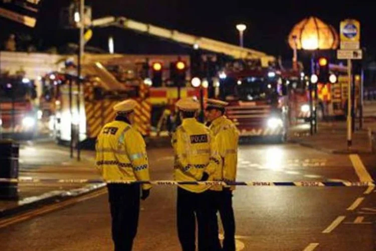 
	Servi&ccedil;os de emerg&ecirc;ncia no local da queda de um helic&oacute;ptero da pol&iacute;cia escocesa sobre um pub em Glasgow: acidente deixa 32 feridos
 (©afp.com / Andy Buchanan)