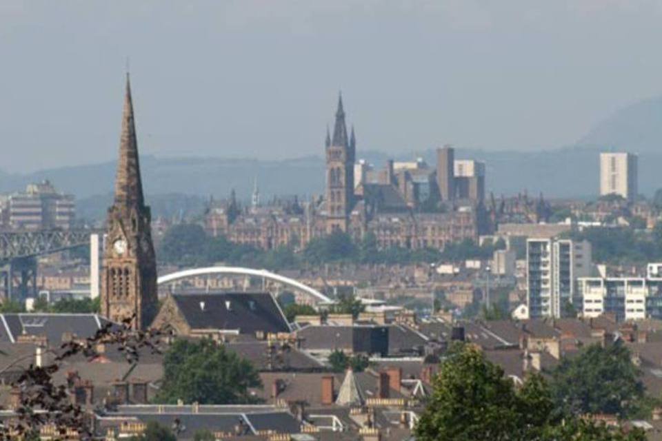 Caminhão de lixo atropela consumidores de Natal em Glasgow