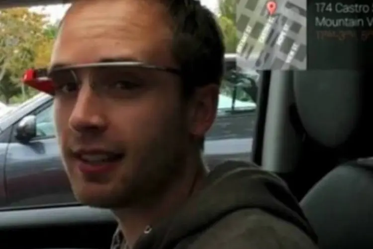 Google apresenta função de busca do Google Glass em vídeo publicado no YouTube (Reprodução/YouTube)