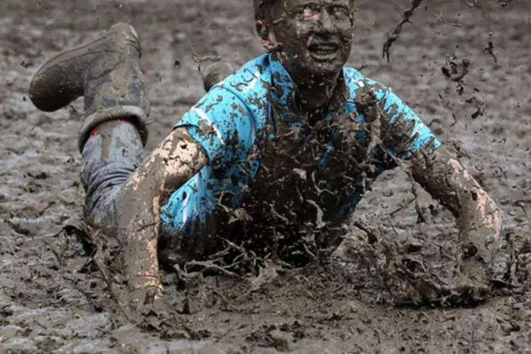 Tom Wilder, de 17 anos, se jogou na lama (Matt Cardy/Getty Images)