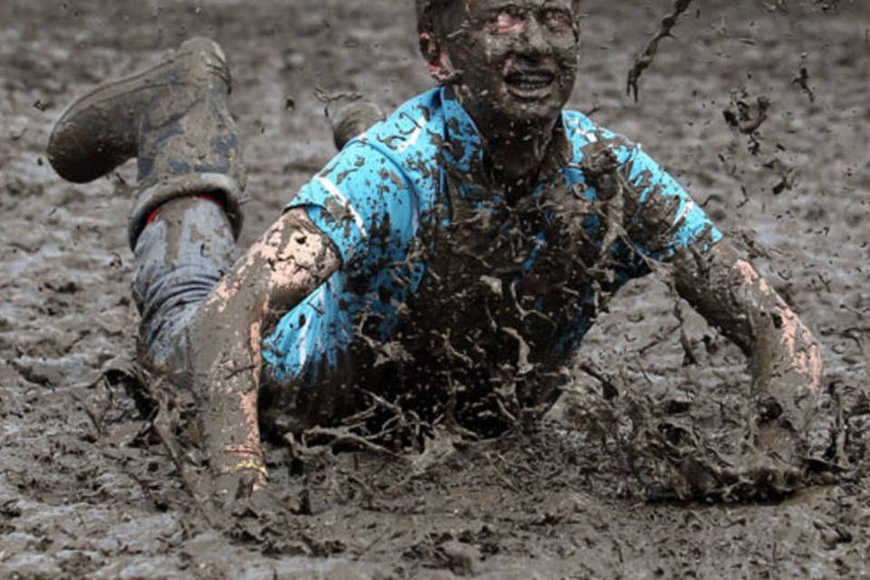 Com muita lama, começa Festival de Glastonbury na Inglaterra