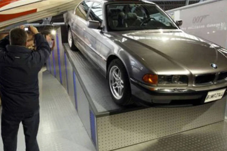 A lancha Glastron GT-150 e a BMW 750iL, modelo à prova de mísseis que Pierce Brosnan podia guiar com seu telefone em "O amanhã nunca morre" (1997)
 (Justin Tallis/AFP)