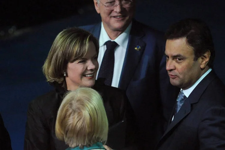 Gleisi Hoffmann cumprimenta Aécio Neves após o discurso (Wilson Dias/ABr)