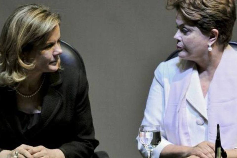 Dilma volta das férias e se reúne com a ministra Gleisi Hoffmann
