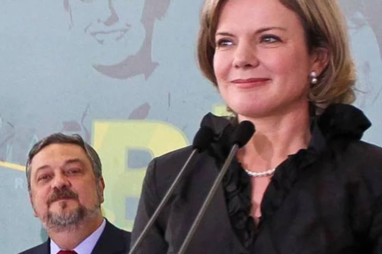 Gleisi Hoffmann discursa observada por Antonio Palocci (Presidência da República)