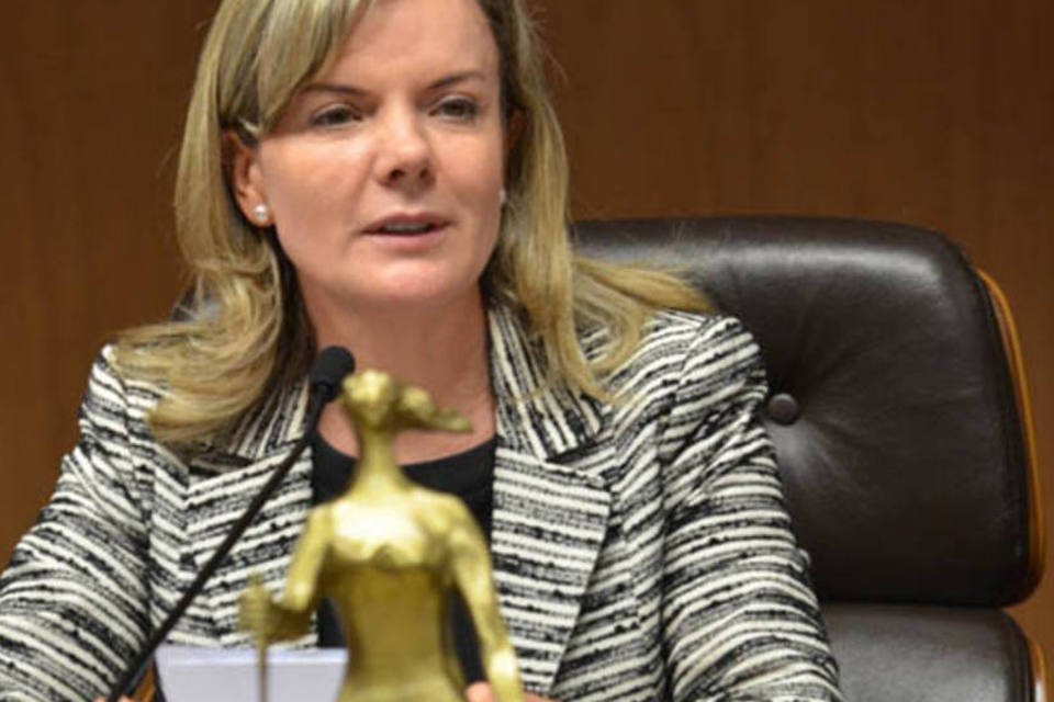 Em discurso no Senado, Gleisi volta a criticar Campos