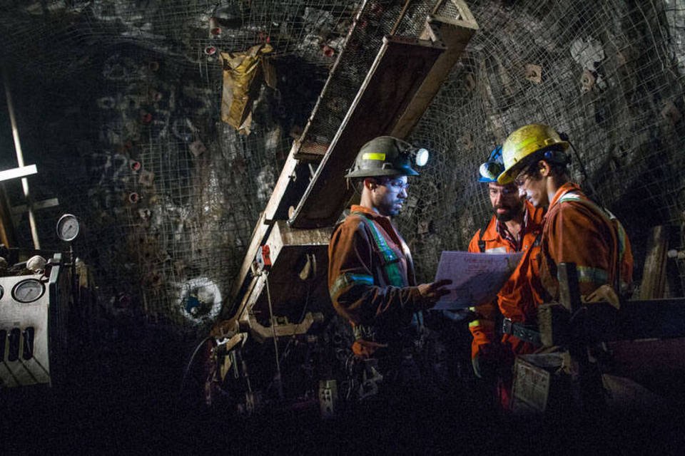 
	Trabalhadores em mina da Glencore: a Glencore tem estado sob press&atilde;o de investidores e ag&ecirc;ncias de classifica&ccedil;&atilde;o de risco
 (Valerian Mazataud/Bloomberg)