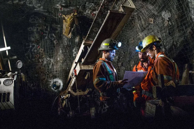 
	Trabalhadores em mina da Glencore: empresa afirmou ter cumprido sua meta de venda de ativos
 (Valerian Mazataud/Bloomberg)
