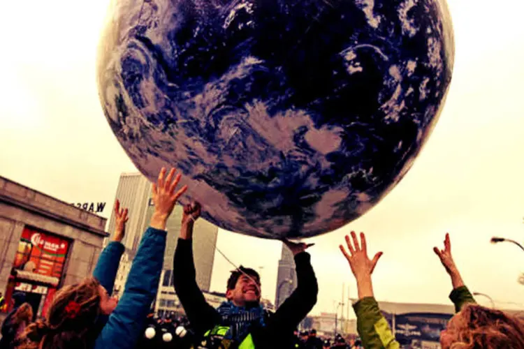 
	Jovens brincam com globo terrestre: bolsas s&atilde;o para estudar no exterior
 (Kacper Pempel/Reuters)