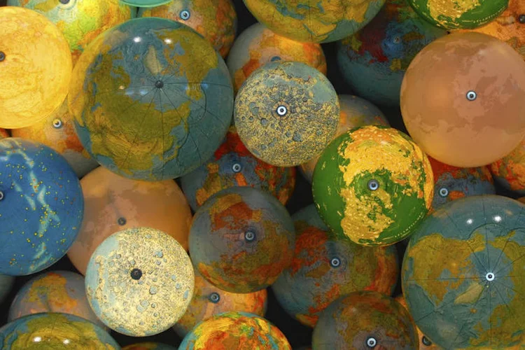 Globos terrestres de brinquedo (Ptwo/Wikimedia Commons)
