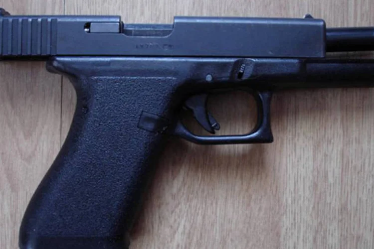 
	Arma Glock: o crime aconteceu a 100 metros do local em que foi morto, no dia 12 de fevereiro deste ano, o editor do mesmo&nbsp;&quot;Jornal da Pra&ccedil;a&quot;
 (Spectrums/Wikimedia Commons)