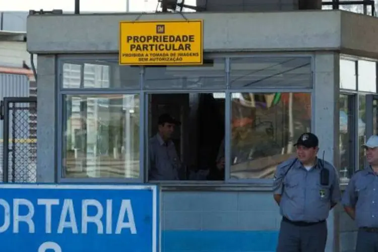 
	Entrada da GM em S&atilde;o Jos&eacute; dos Campos: a amea&ccedil;a, desde o final do ano passado, era de que a montadora demitisse 1,8 mil trabalhadores.
 (Roosevelt Cassio/Reuters)