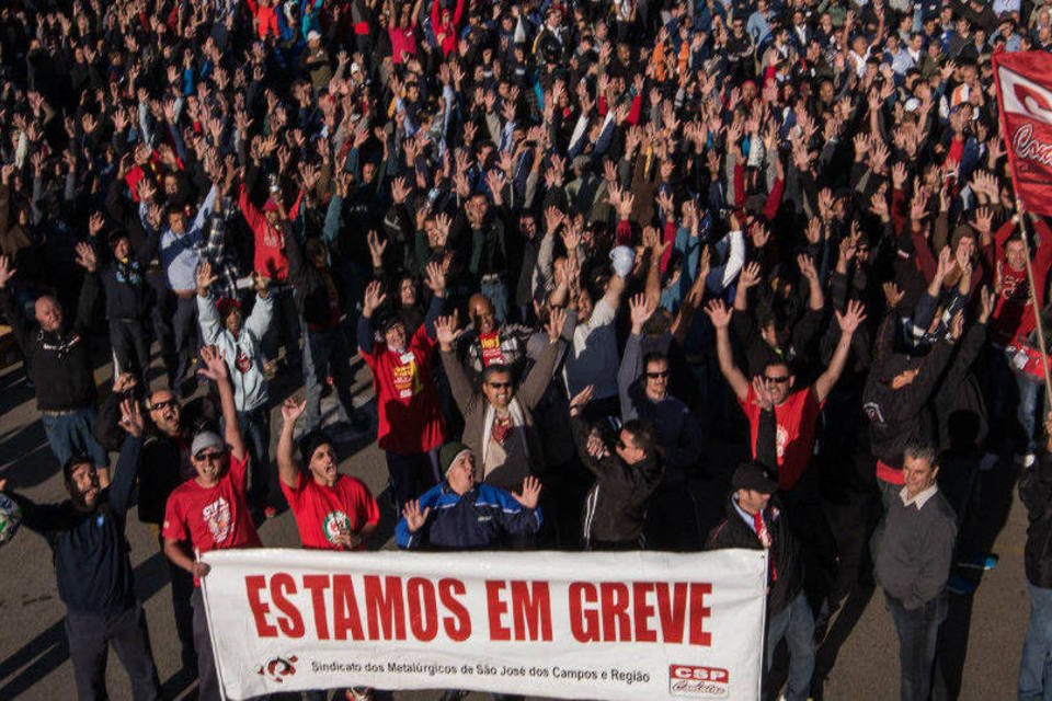 Metalúrgicos deixam greve após cancelamento de 798 demissões