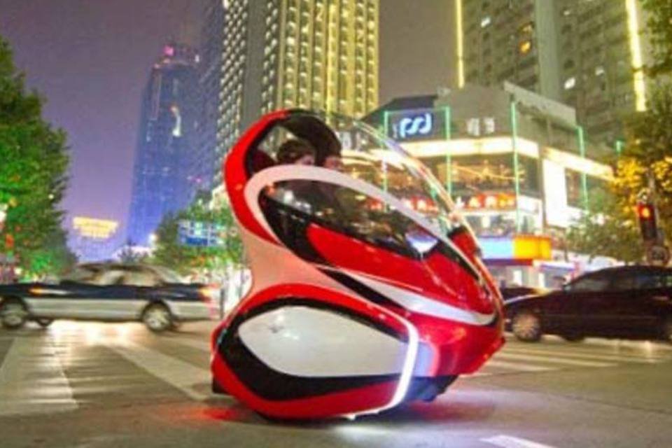 Elétrico futurista da GM passeia por Xangai