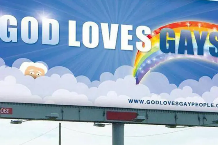 "Deus ama os gays": outdoor da campanha criada pela página de humor God (Reprodução/Facebook)