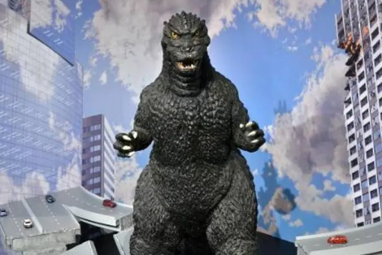 Réplica de Godzilla atrai as atenções numa exposição em Tóquio (Yoshikazu Tsuno/AFP)